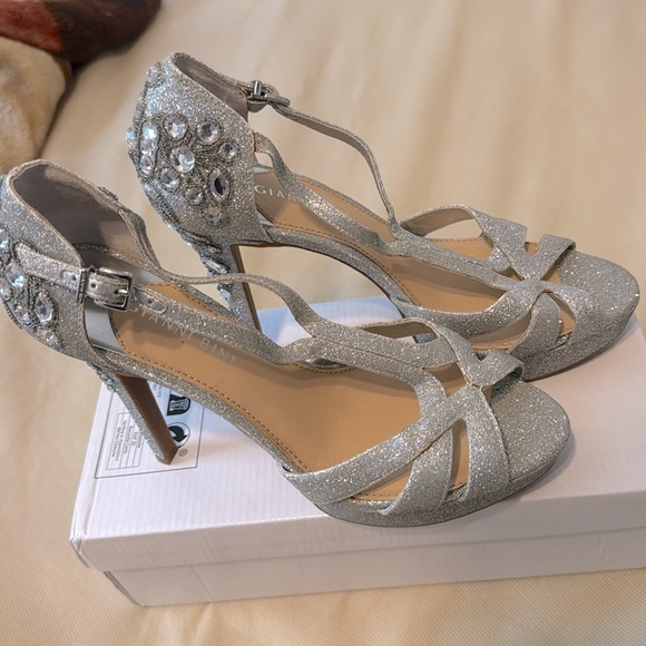 Silver high heels with sequins - Picture 2 of 5
